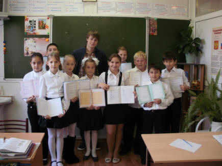 4-Б класс и классный руководитель Алексей Теремов (10 класс)