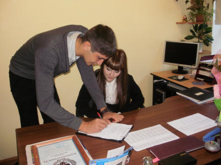 Директор Анна Дзюбинская (11 класс) и заместитель директора Ибрагим Динаев (10 класс)